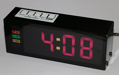 完成したフルカラー・デジタル時計の正面写真