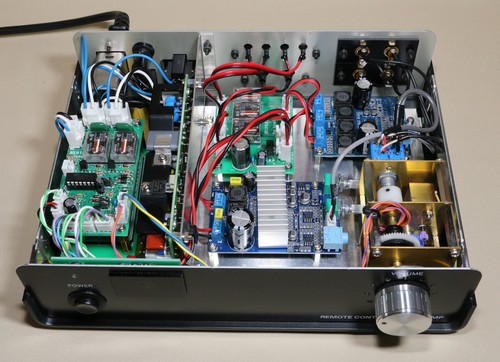 組み立てたアンプの内部、正面から